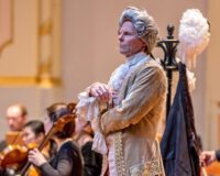 Endlich wieder auf dem Spielplan: MOZART UND DIE MAGISCHE PERÜCKE – ein unterhaltsamer (und sehr interaktiver) Gang durch Wolfgang Amadeus Mozarts erstaunliche Wunder-Kindheit! Aber was es mit der "magischen Perücke" auf sich hat, wird hier noch nicht verraten, sondern erst live am […]