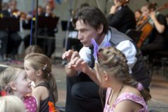 DEUTSCHLAND, BREMEN, 16.08.2009, Sommer in Lesmona, Deutsche Kammerphilharmonie in Knoops Park, Familienkonzert Moderator Andreas Peer Kaehler
© Joerg Sarbach

J o e r g  S a r b a c h, G o t h a e r S t r. 55,
2 8 2 1 5  B r e m e n, Tel. 0421/35 24 16
C o m m e r z b. HB, Kto.-Nr. 280 69 41,
BLZ 290 400 90